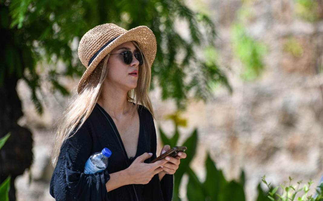 Antalya'da sıcaklık 43,7 dereceye yükseldi. Vatandaşlar sahile akın etti - Resim: 19